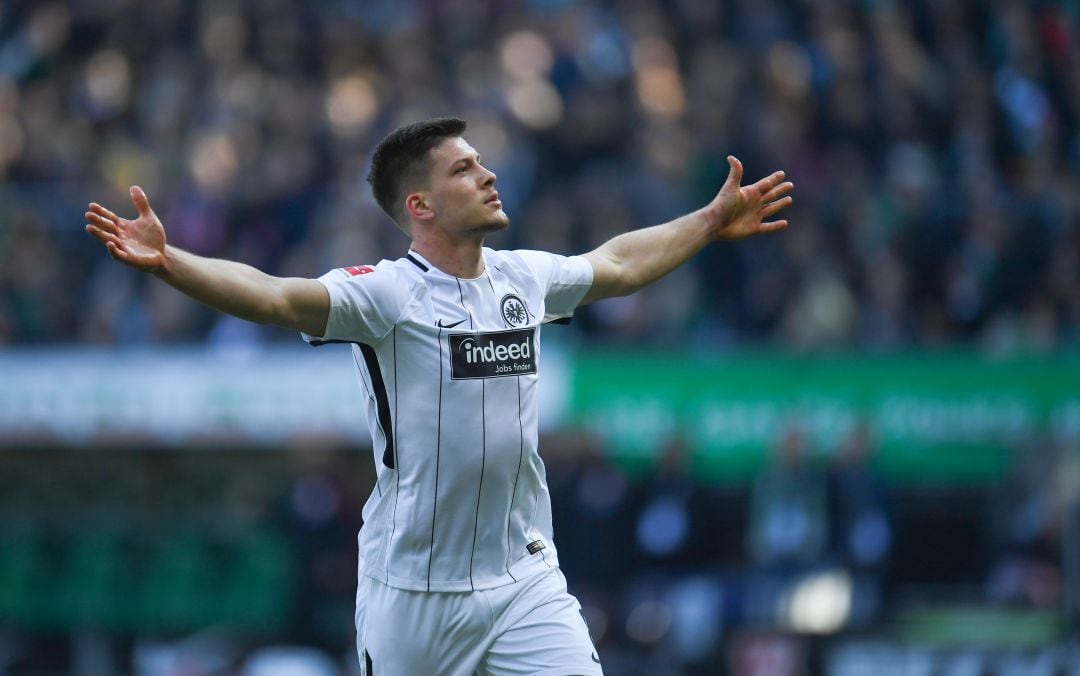 Luka Jovic celebra su primer gol en primera división alemana