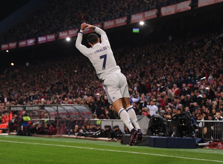 Cristiano Ronaldo celebra su gol en el Calderón