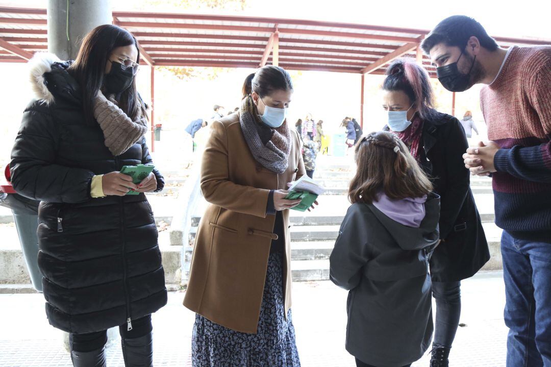 Entrega de portabocadillos a los alumnos de primaria de Móstoles