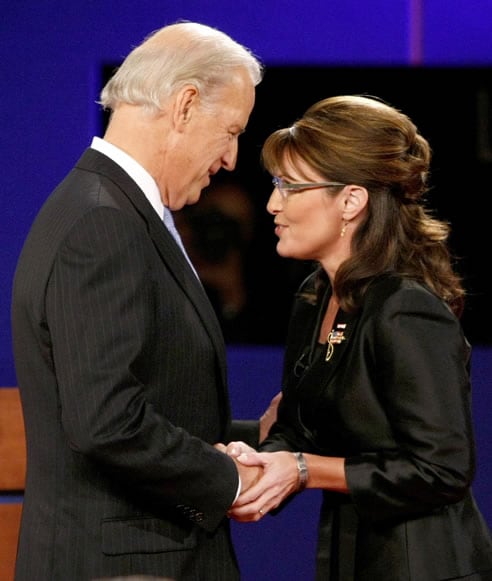 &quot;Gracias por venir&quot;, le decía la candidata republicana Sarah Palin a Joe Biden, su homólogo demócrata