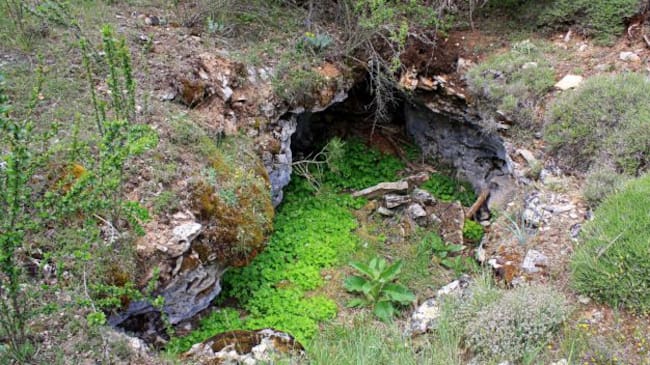 Sumidero en el Monumento Natural de Valsalobre.