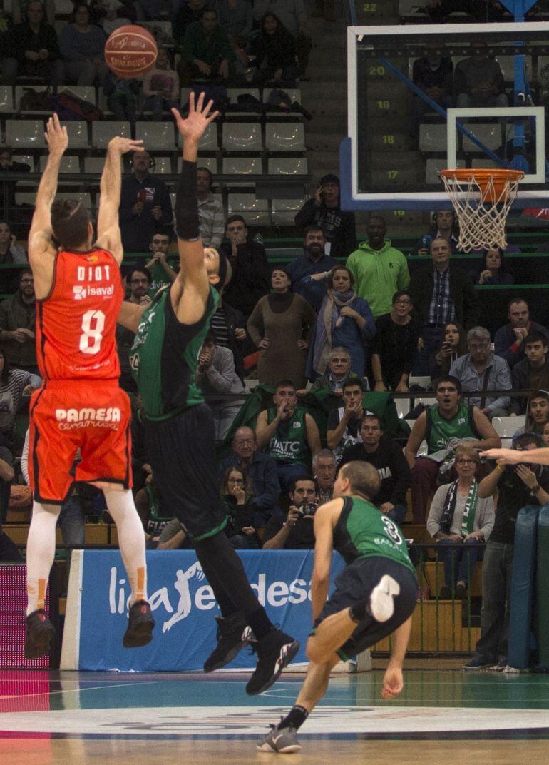 GRA348. BADALONA (BARCELONA),.- El base francés del Valencia Basquet Antoine Diot (c) lanza un triple en el último segundo frente a la defensa del jugador del Juventut, durante el partido de la novena jornada de la liga ACB Endesa disputado esta tarde en 