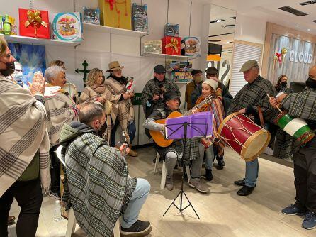 El coro de la Virgen de la Cabeza ha visitado la tómbola cantando villancicos