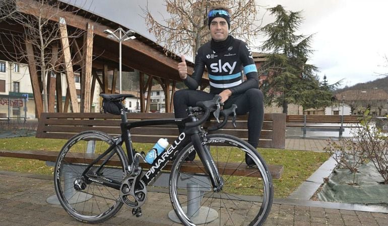 Mikel Landa posa con el maillot del Team Sky en una plaza de Murgia (Alava).