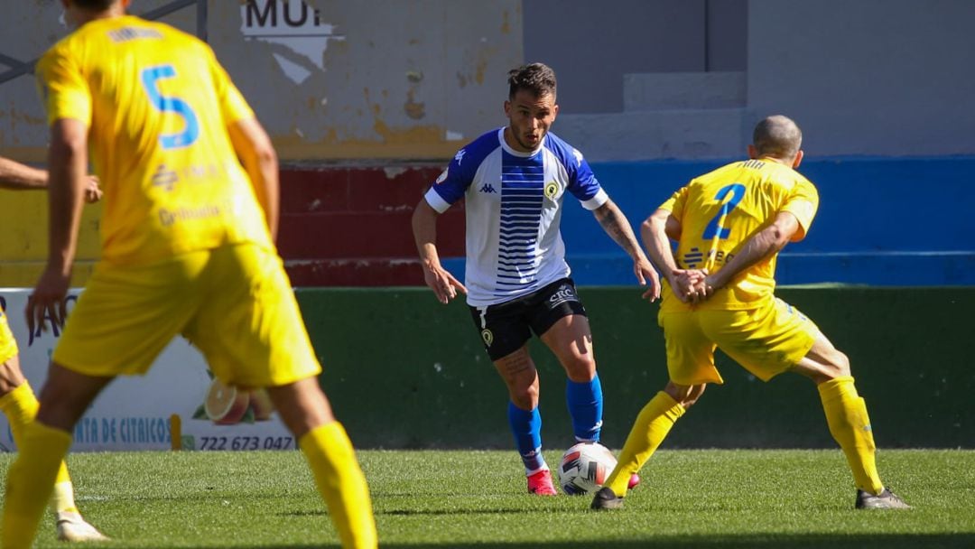 Borja controla el balón ante Pina