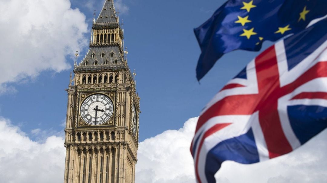 El Big Ben con las banderas británica y europea