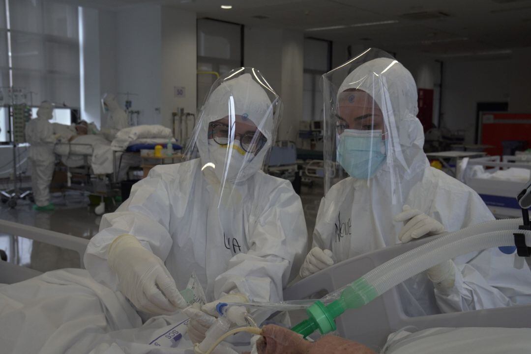 Dos profesionales atienden a un paciente ingresado en la UCI covid de Valdecilla.