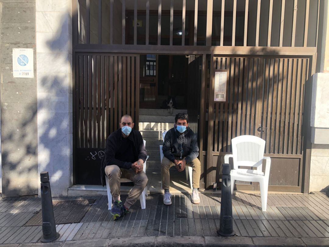 Manuel Domínguez haciendo guardia a las puertas del edificio, propiedad de la familia de su mujer