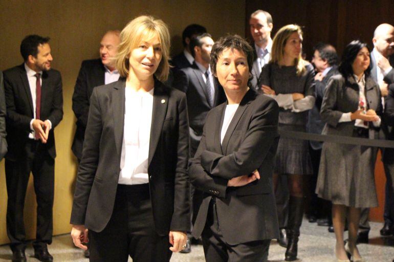 Les dues secretàries d'Estat, Esther Fenoll (i) i Consol Naudi (d) en l'acte de jurament del càrrec, avui a l'edifici del Govern.