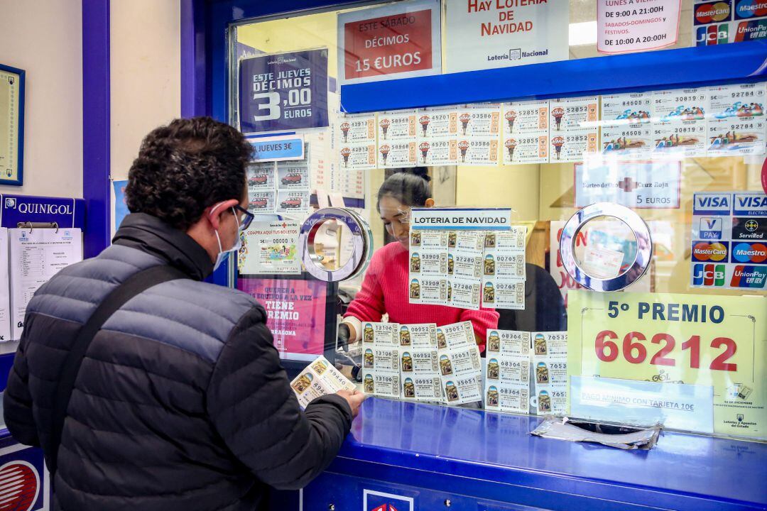 Una persona compra un décimo para el Sorteo Extraordinario de la Lotería de Navidad 2020