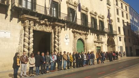 Los concejales del Ayuntamiento de Alicante, en la concentración de repulsa por el crimen de Planes.