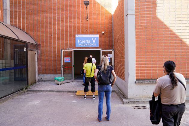 Fila de pacientes que esperan para recibir la primera dosis de la vacuna de Pfizer-BioNTech contra el Covid-19 en el Hospital Severo Ochoa de Leganés