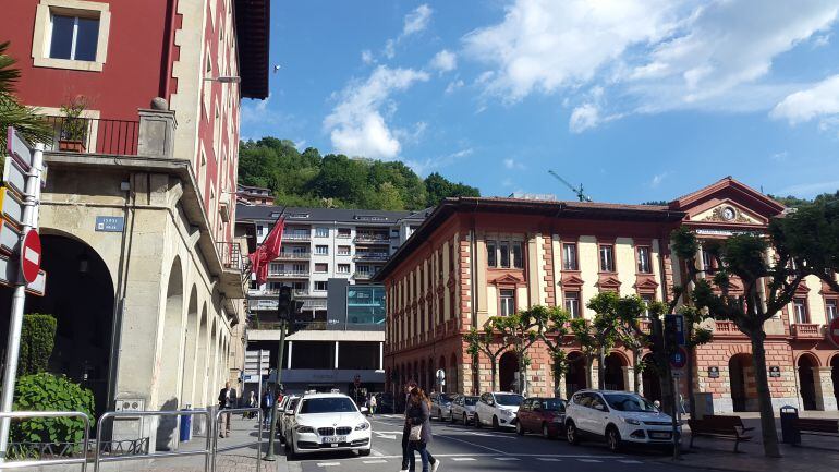 Imagen de parte de la plaza de Unzaga, con el ayuntamiento al fondo