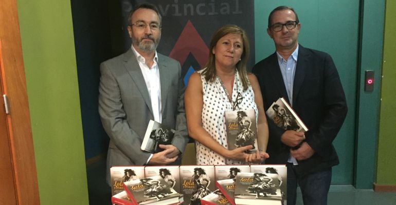 La delegada de cultura, Pilar Salazar, junto al autor del libro, Alberto Romero Ferrer (derecha.