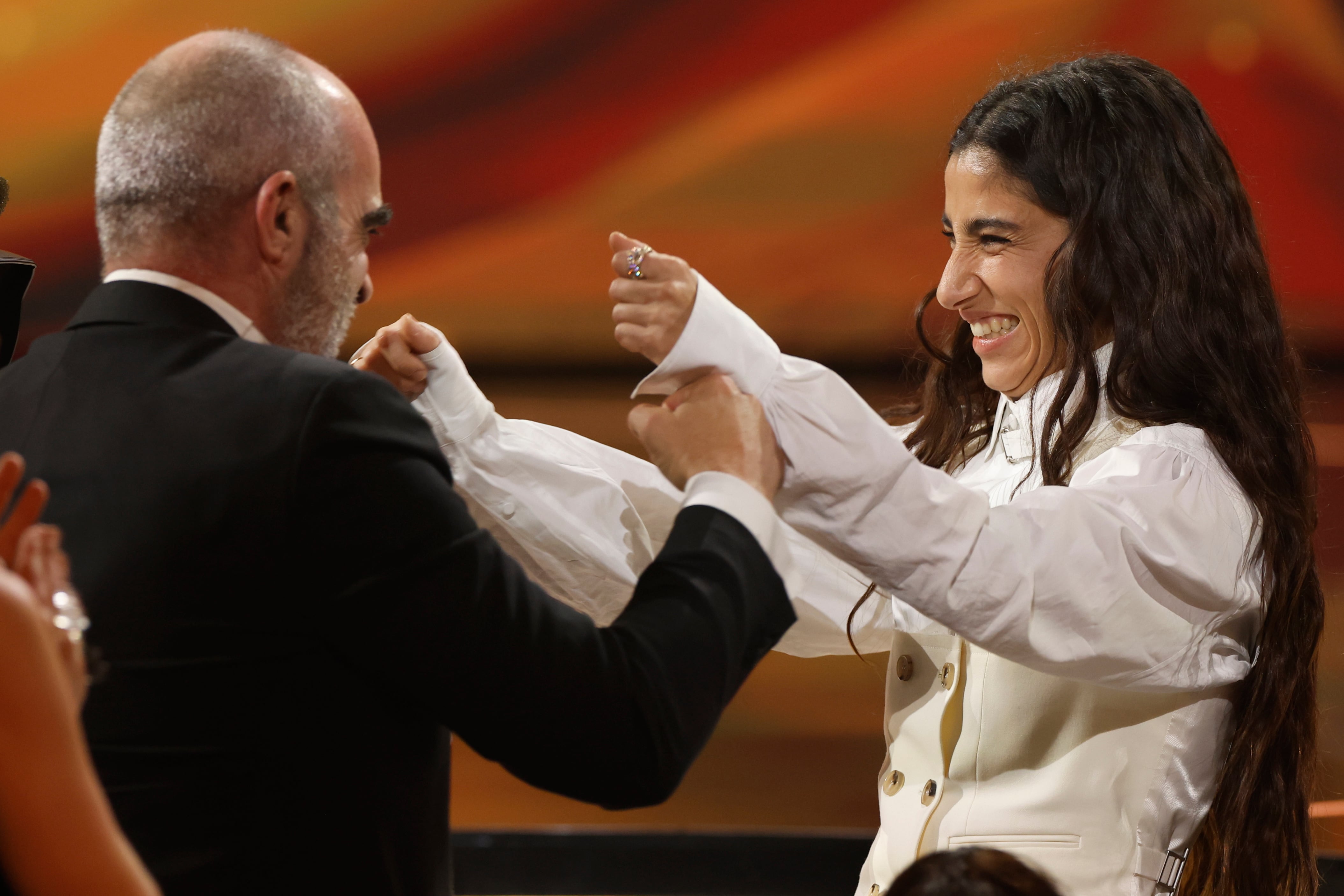 GRANADA, 08/02/2025.- La actriz Carolina Yuste y el actor Luis Tosar tras recibir el Goya a ´Mejor actriz protagonista´ por su trabajo en ´La Infiltrada´ en la 39 edición de los Premios Goya de la Academia de Cine que se celebra este sábado en el Palacio de Congresos y Exposiciones de Granada. EFE/Julio Muñoz
