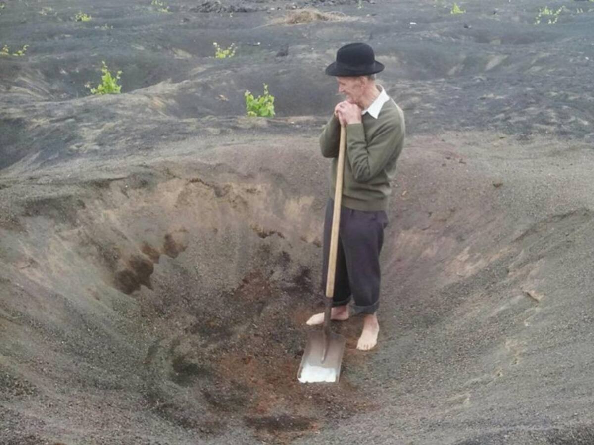 A sus 88 años Francisco de León sigue pisando la Geria descalzo