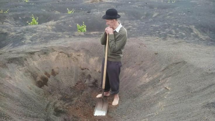 A sus 88 años Francisco de León sigue pisando la Geria descalzo