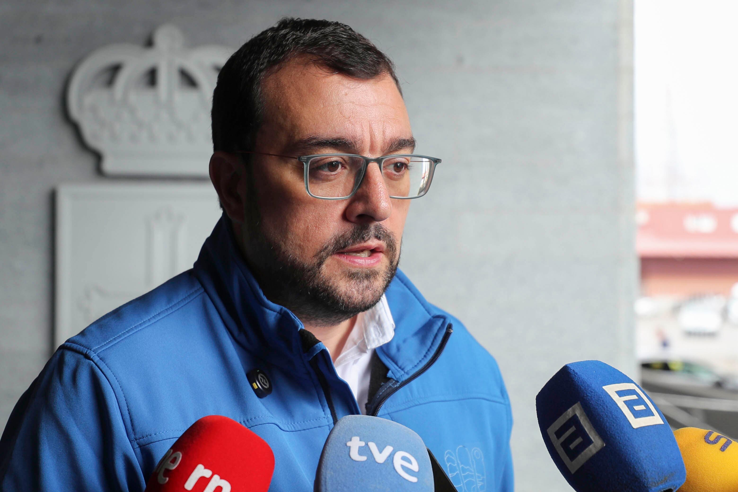 El presidente del Principado, Adrián Barbón tras la reunión del Centro de Coordinación Operativa Integrado (Cecopi) que realiza el seguimiento de la evolución de los incendios forestales. EFE/J.L. Cereijido