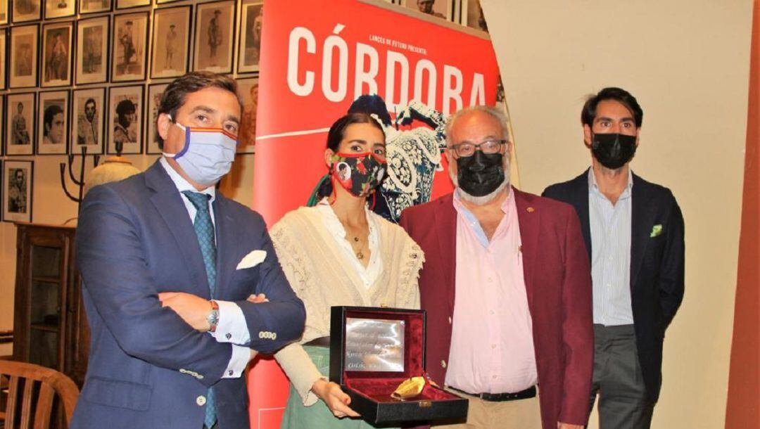El empresario José María Garzón, primero por la izquierda, durante la presentación del trofeo 'La Oreja de Oro' del Club Calerito de Córdoba