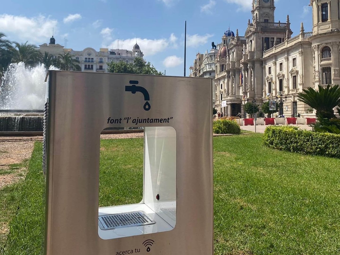 Así es la fuente municipal refrigerada ubicada en la plaza del Ayuntamiento.