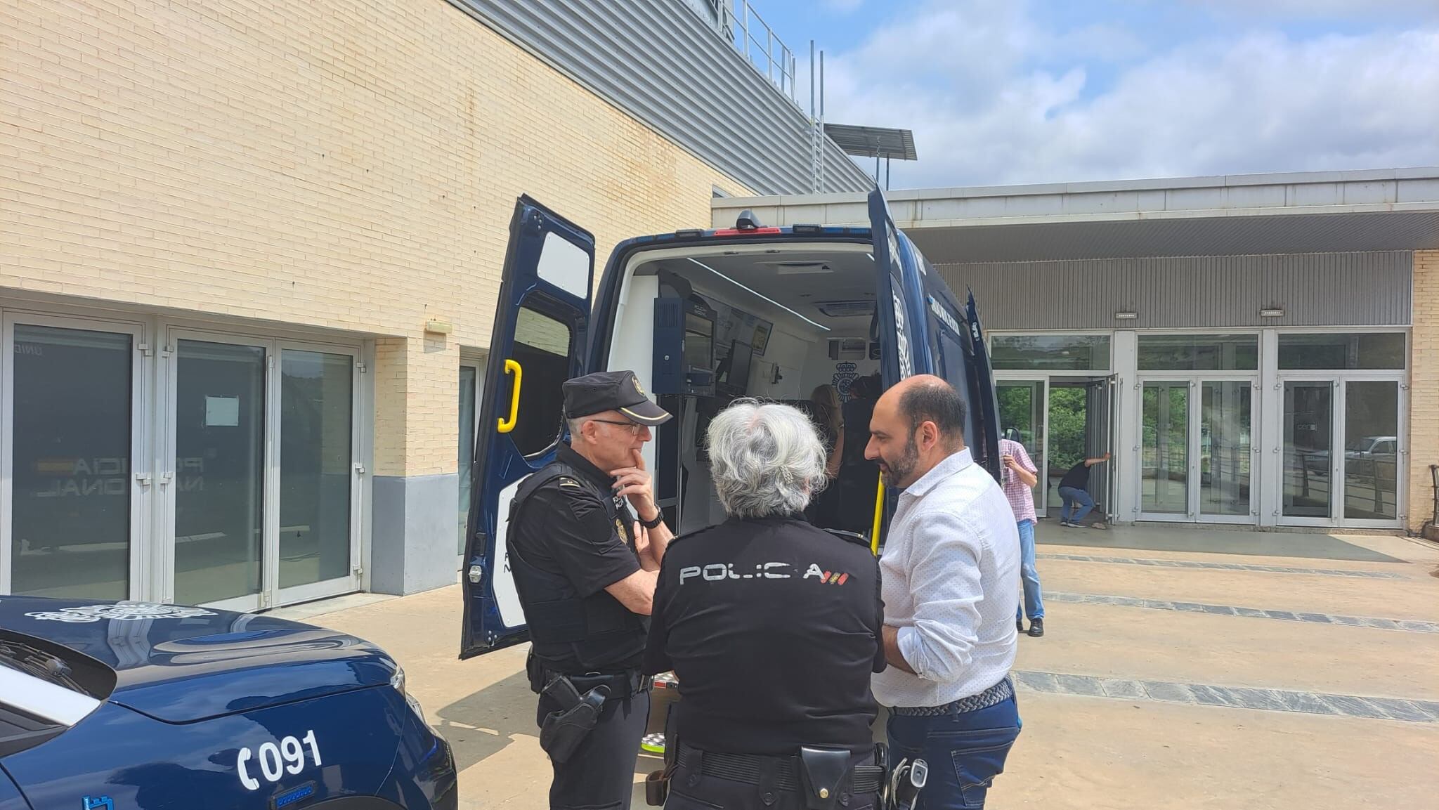 El alcalde de Barbastro, Fernando Torres, ha visitado el Vehículo Integral de Documentación
