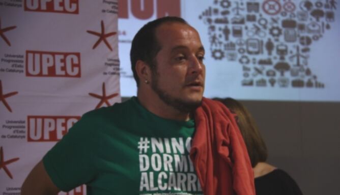 El diputat de la CUP, David Fernàndez, abans de la seva intervenció a la taula rodona sobre el 'segrest de la política'