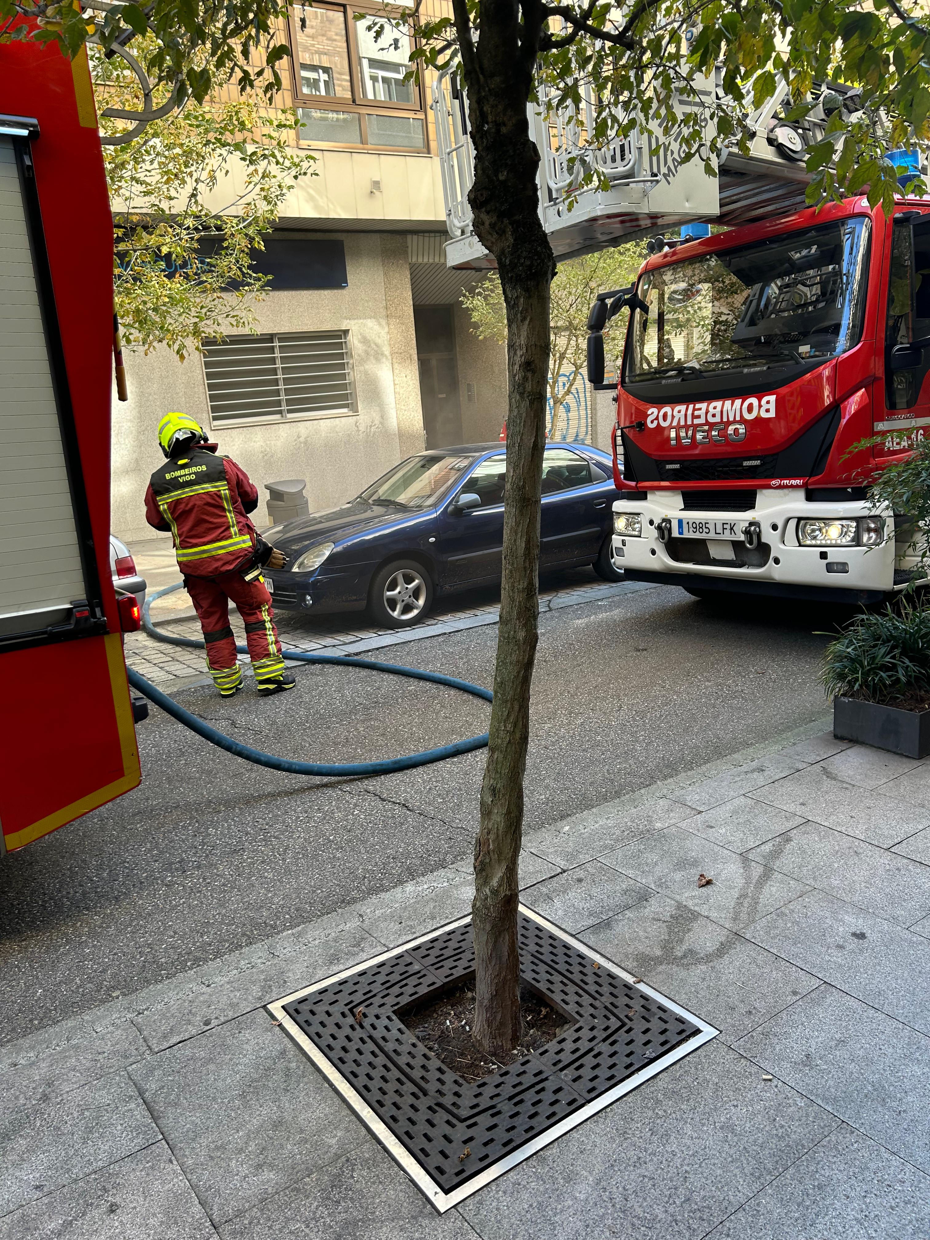 Bomberos actuando en la calle Zaragoza de VIgo