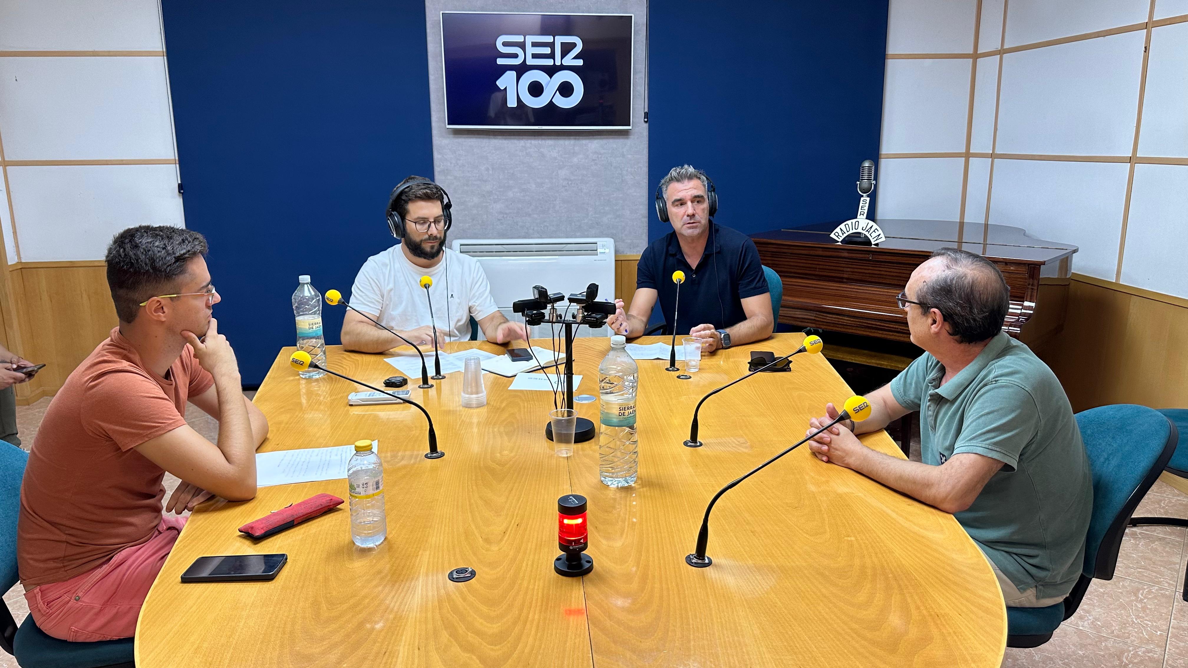 Momento de la tertulia en el programa &#039;Ser Deportivos Jaén&#039; con Fran Anera, director general del Real Jaén. A los lados, los tertulianos Raúl Martínez y Pedro Turnes. De blanco, el periodista Virgilio Moreno.