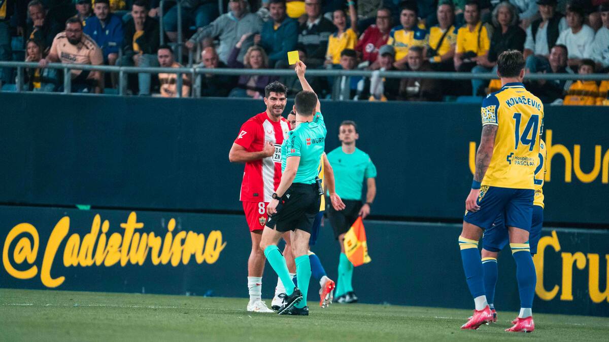 El arbitraje tumba al Almería y allana el camino al Granada