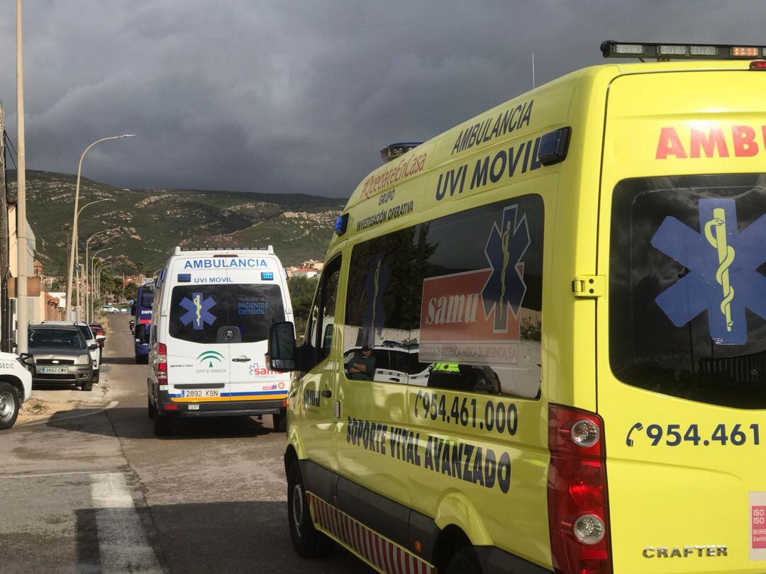 El autobús con los ancianos, al frente de una expedición en la que viajaban un total de nueve ambulancias.