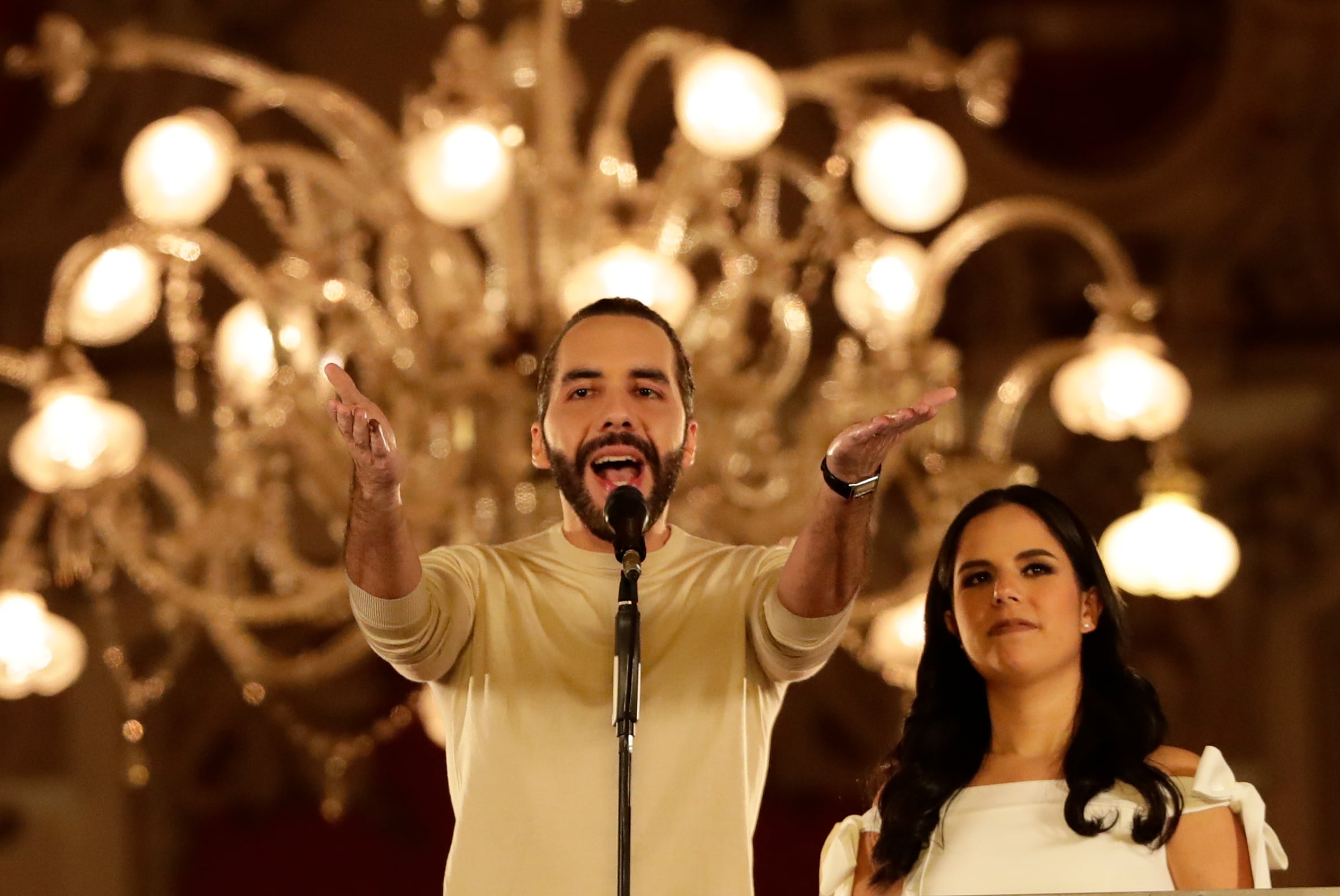 El actual presidente y ganador de la reelección de El Salvador, Nayib Bukele, habla desde el Palacio Nacional junto a su esposa Gabriela Rodríguez de Bukele, hoy en San Salvador (El Salvador). EFE/ Bienvenido Velasco