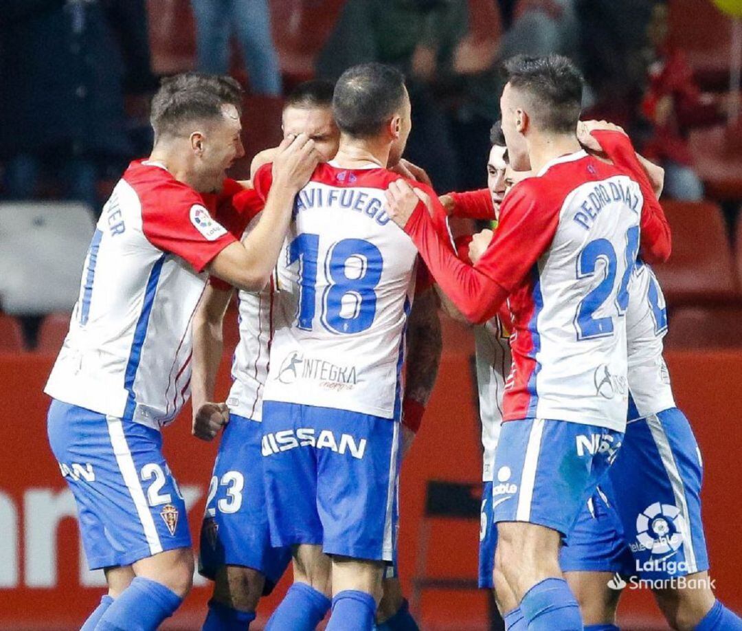 Los jugadores rojiblancos celebran el gol de la victoria