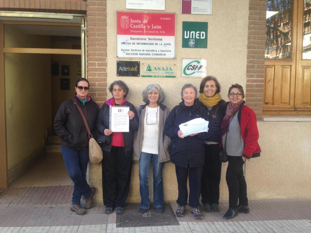 Representates de la plataforma antes de la entrega de las firmas