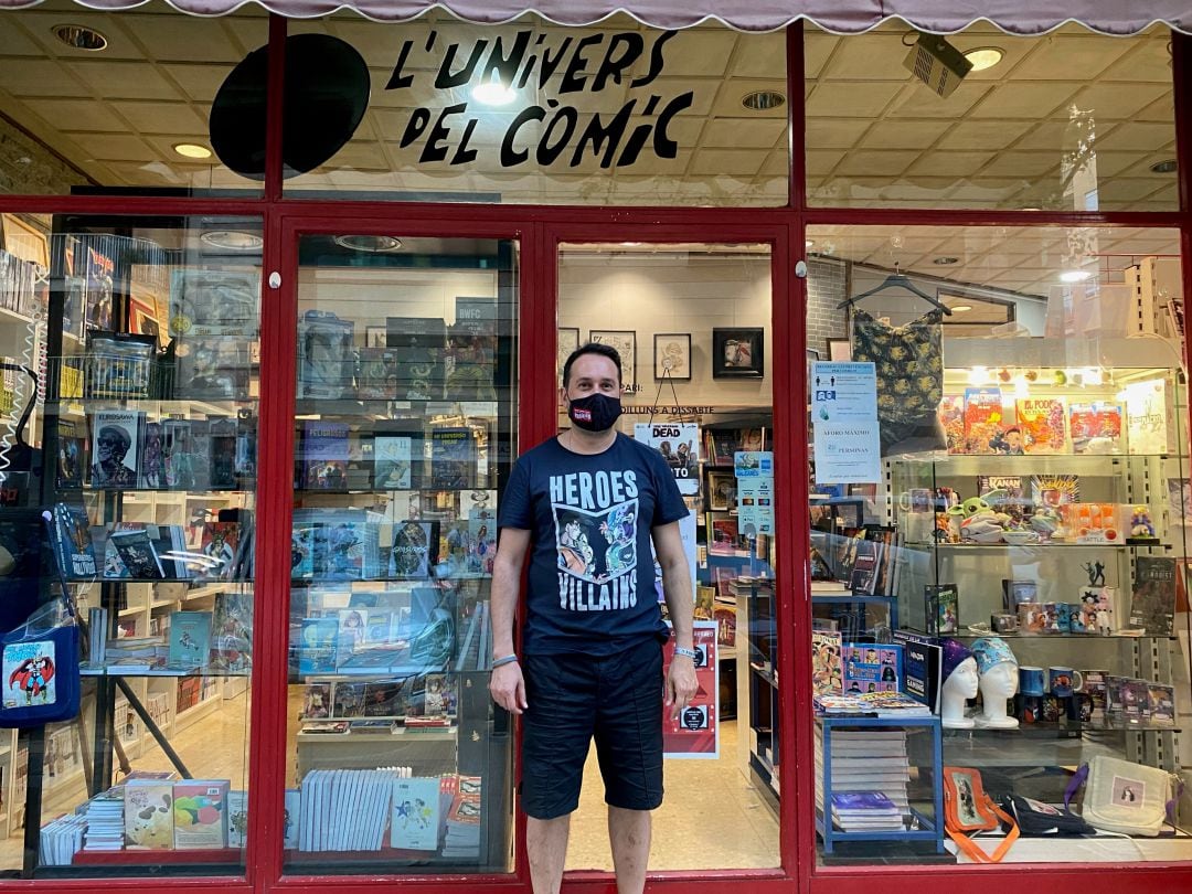 Mateu Balaguer, propietario de L&#039;Univers del Còmic de Palma, en la puerta de la librería