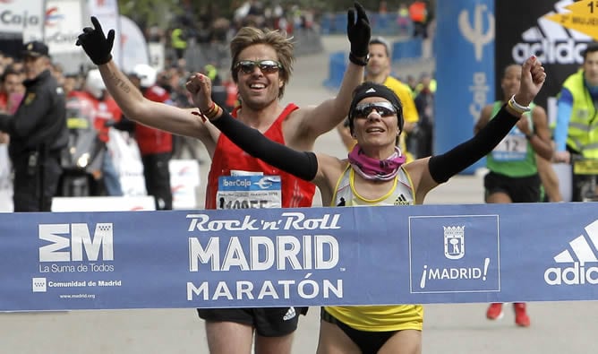 El maratón de Madrid, en el que participaron 26.000 corredores, comenzó rindiendo tributo a las víctimas de Boston