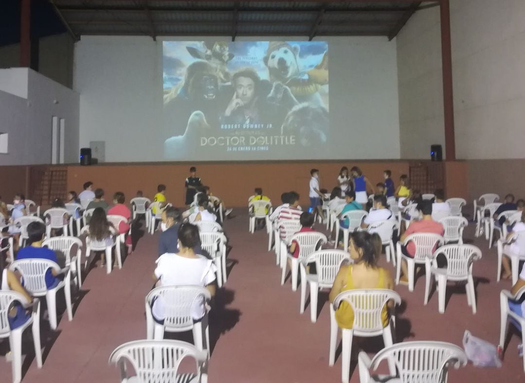 Asistentes a una de las proyecciones del Cineverano de la Diputación en Navas de San Juan.