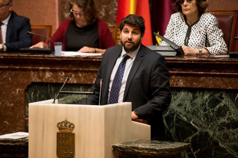 López Miras, en el atril de la Asamblea Regional. 