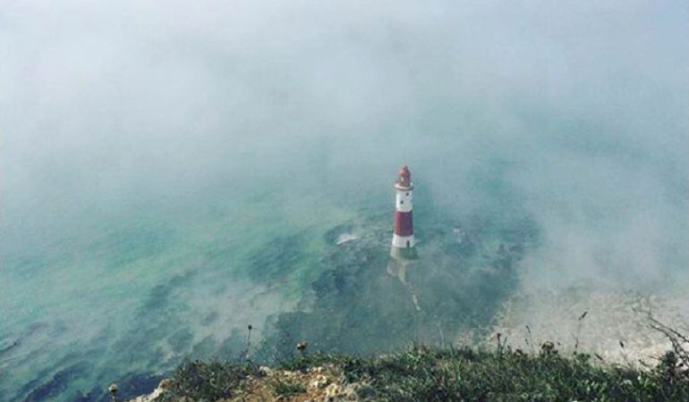 El faro Beachy Head rodeado de la neblina.