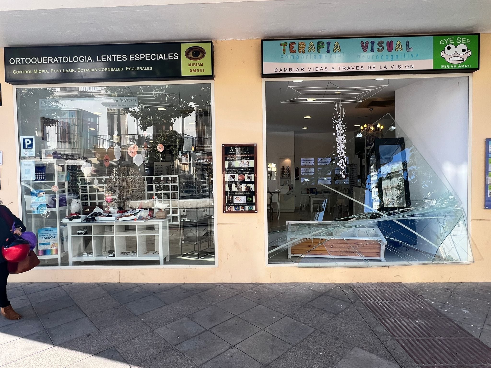 La óptica está ubicada en la calle Corredera