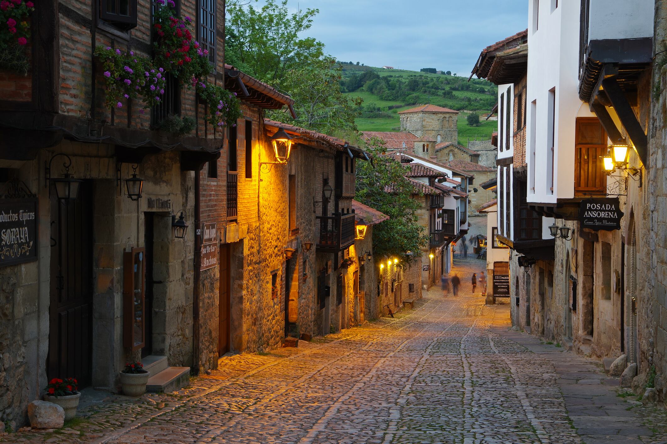 Vista de una de las calles de Santillana del Mar (Cantabria).