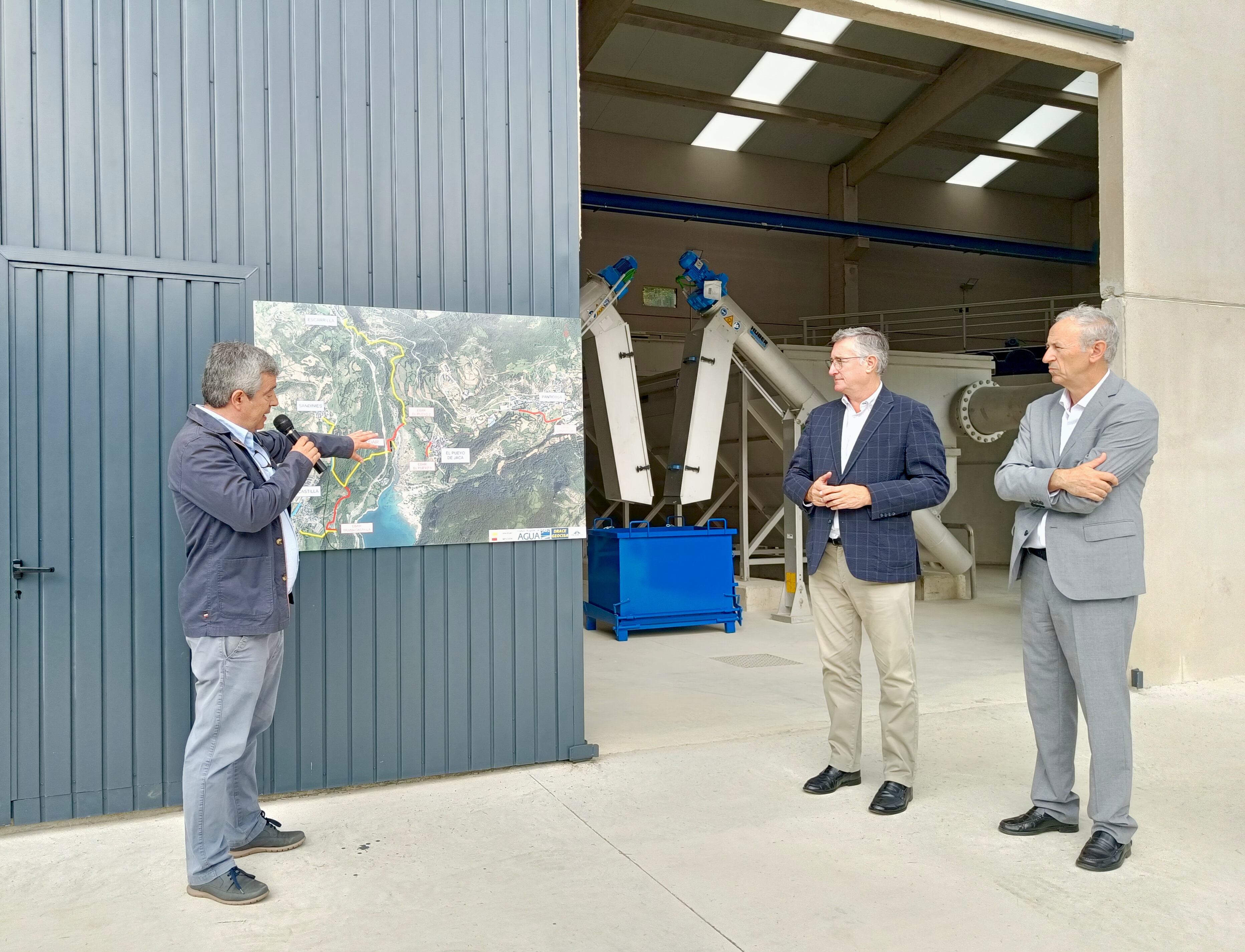 Manuel Blasco, inauguraba este lunes las instalaciones acompañado por el director del Instituto Aragonés del Agua, Luis Estaún
