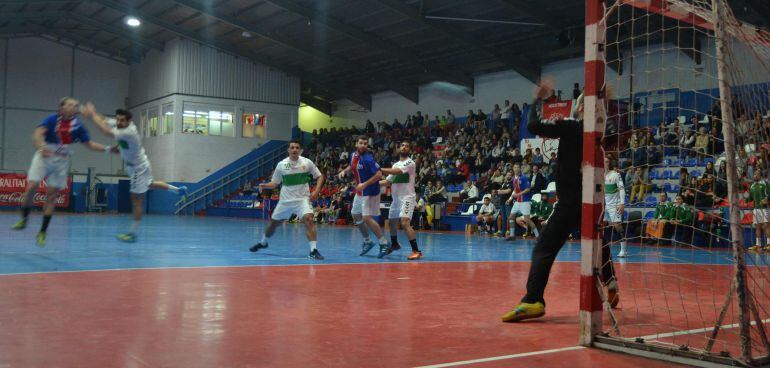 Jugada de ataque del CD Agustinos ante Elche, en La Catedral