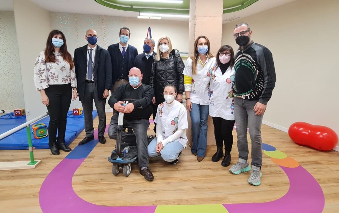 Rubén Alfaro (tercero izq.) alcalde de Elda, y Andrés Molina (sentado en su scooter), presidente de AMFI, el día de la inaugurado su Centro de Desarrollo Infantil y Atención Temprana en Elda.