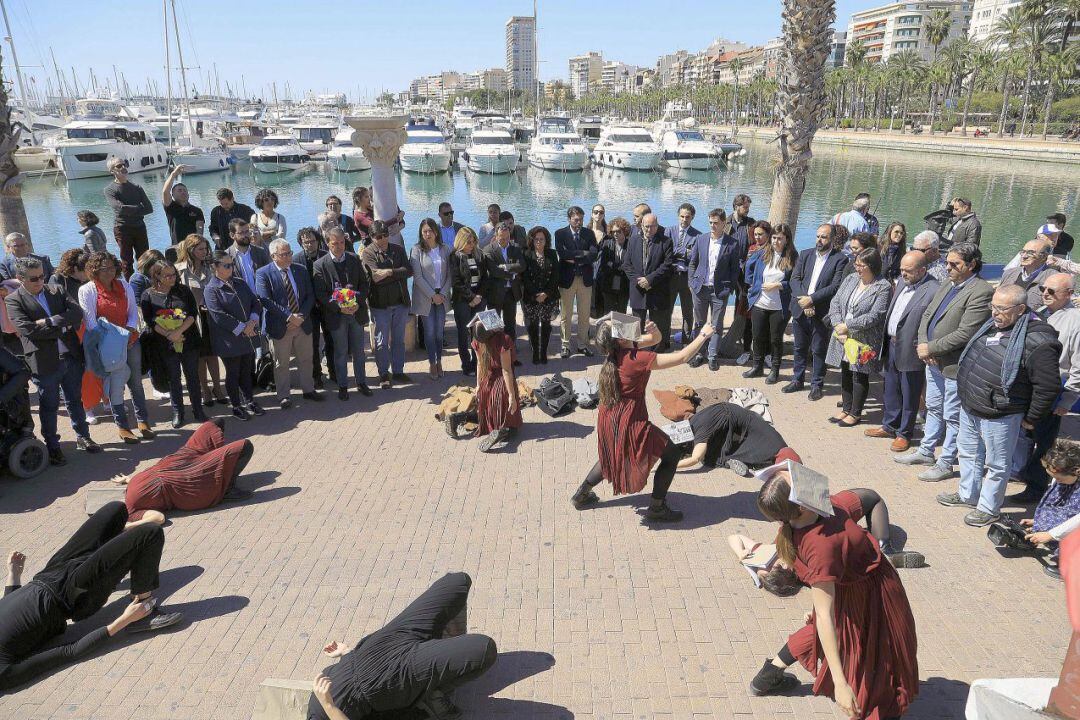 Un momento del homenaje en el Puerto de Alicante  a los exiliados y represaliados de la Guerra Civil 