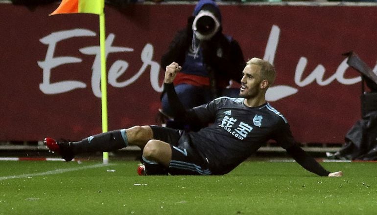 Juanmi celebra su gol en el Nuevo Los Cármenes