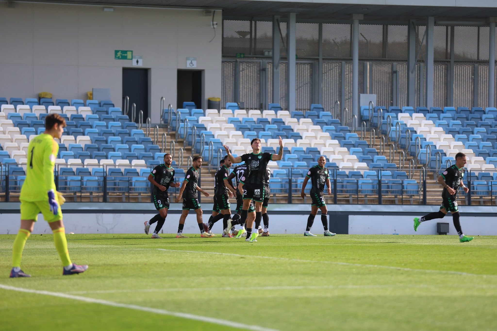 El Antequera CF celebra el tanto de Iker Recio ante el Real Madrid Castilla en el Di Stéfano.