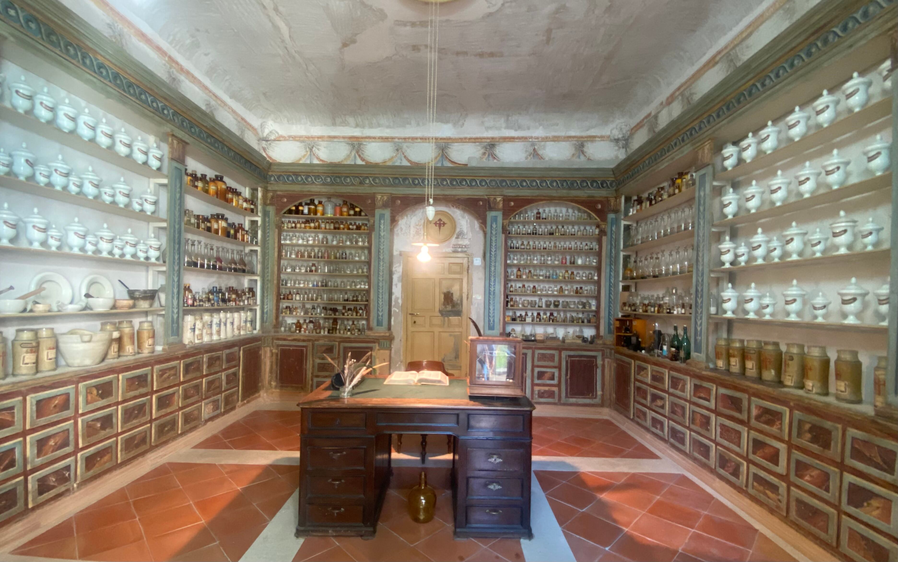 Botica del siglo XVI en el Hospital de Santiago de Cuenca.