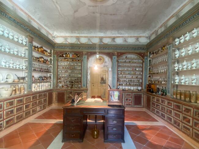 Botica del siglo XVI en el Hospital de Santiago de Cuenca.