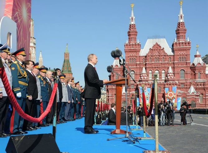 El presidente ruso, Vladimír Putin, pronuncia un discurso durante el tradicional desfile militar en la Plaza Roja que conmemora el Día de la Victoria sobre la Alemania nazi, en Moscú.