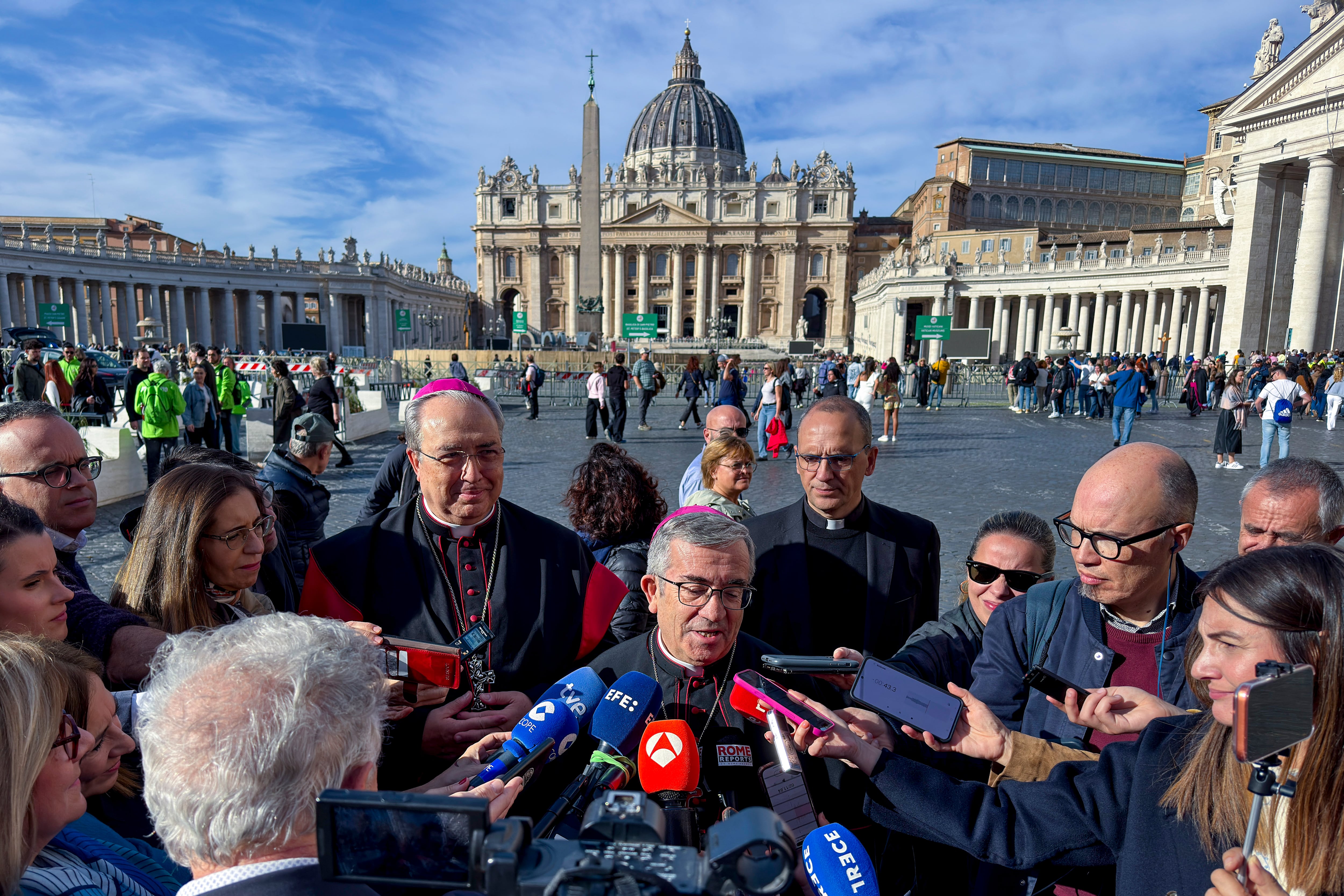 El presidente de la Conferencia Episcopal Española (CEE), Luis Argüello, atiende a la prensa tras la reunión que la cúpula de la CEE ha mantenido con el papa León XIV.